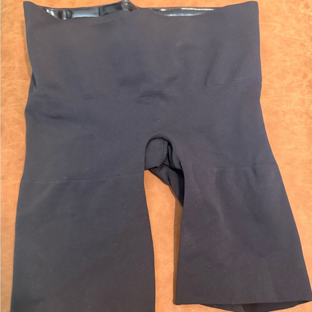 SKIMS Black Mid Thigh Short Size Large